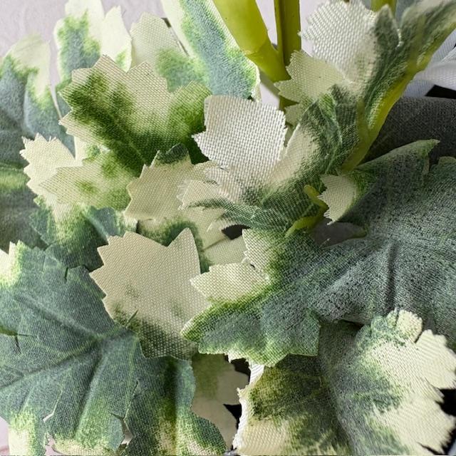 【新作】紫陽花の季節|紫グラデーションのトルコキキョウと紫陽花のモダンアレンジ|濃紺ゴブレット花器 | 仏花にも | 9枚目